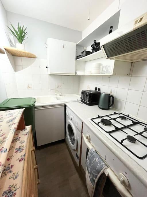 Cosy And Centrally Located Apt Apartament Londra